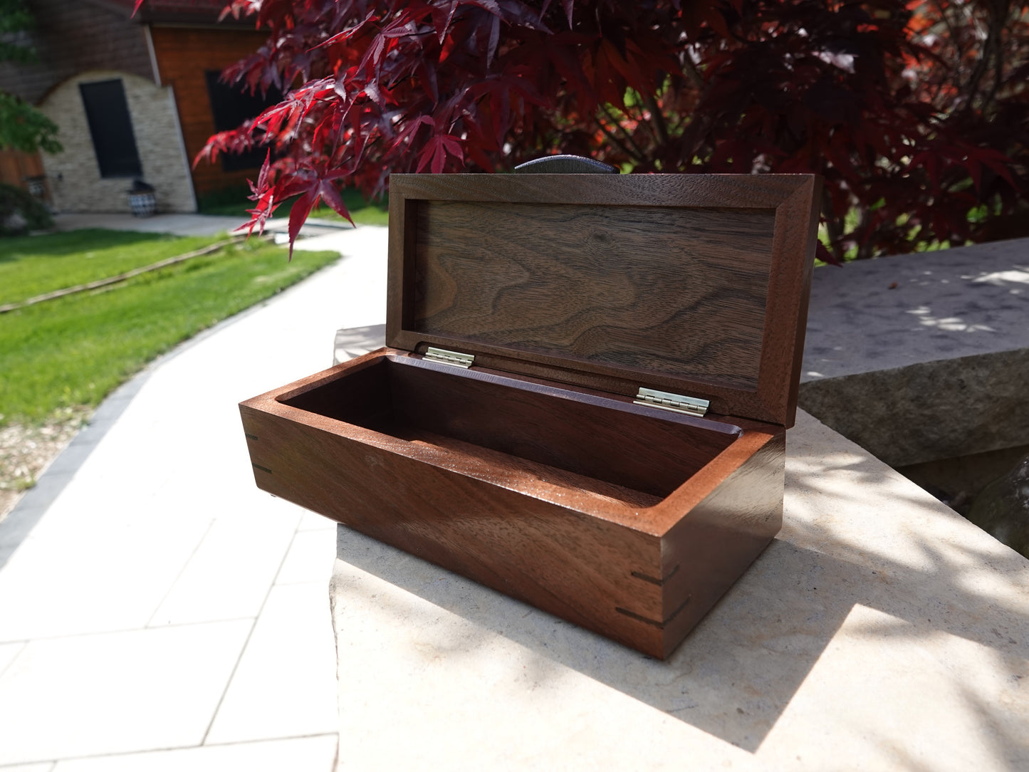 Beautiful craftsman ship on this amazing box.